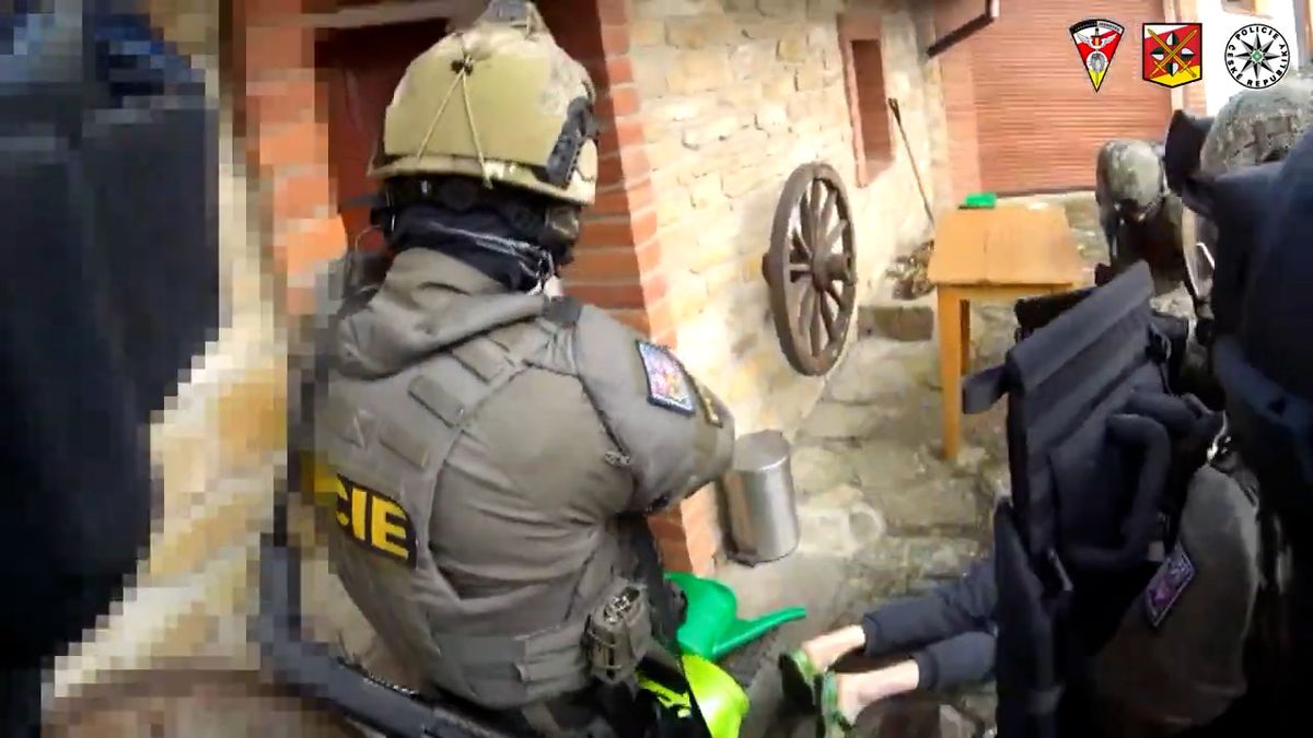 Falešní bankéři tentokrát v poutech. Policie zadržela v Česku a na Ukrajině desítky podezřelých